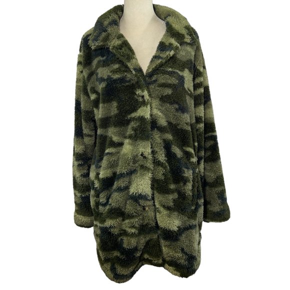 Very plush & soft! P.J. Salvage Camo Print Shirt & Shorts Loungewear Set… - Picture 1 of 13